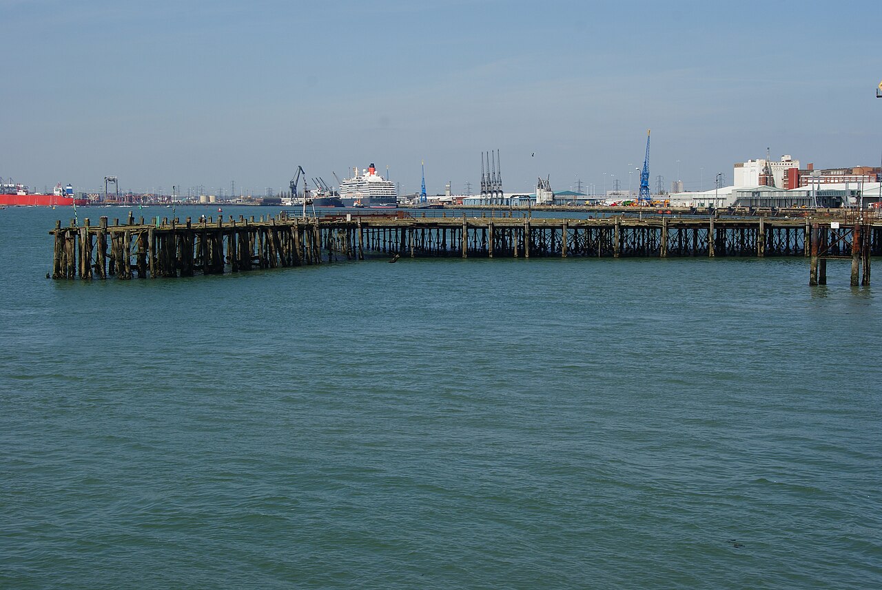 Royal Pier on the waterfront of Southampton, Hampshire / © Julian P. Billings / geograph.org.uk (CC BY-SA 2.0)