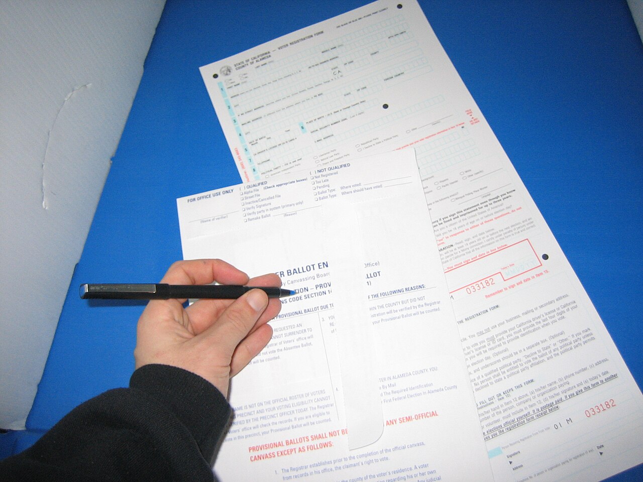 A voter holding a paper ballot while voting at a polling station in Berkeley, California / No attribution provided in source metadata