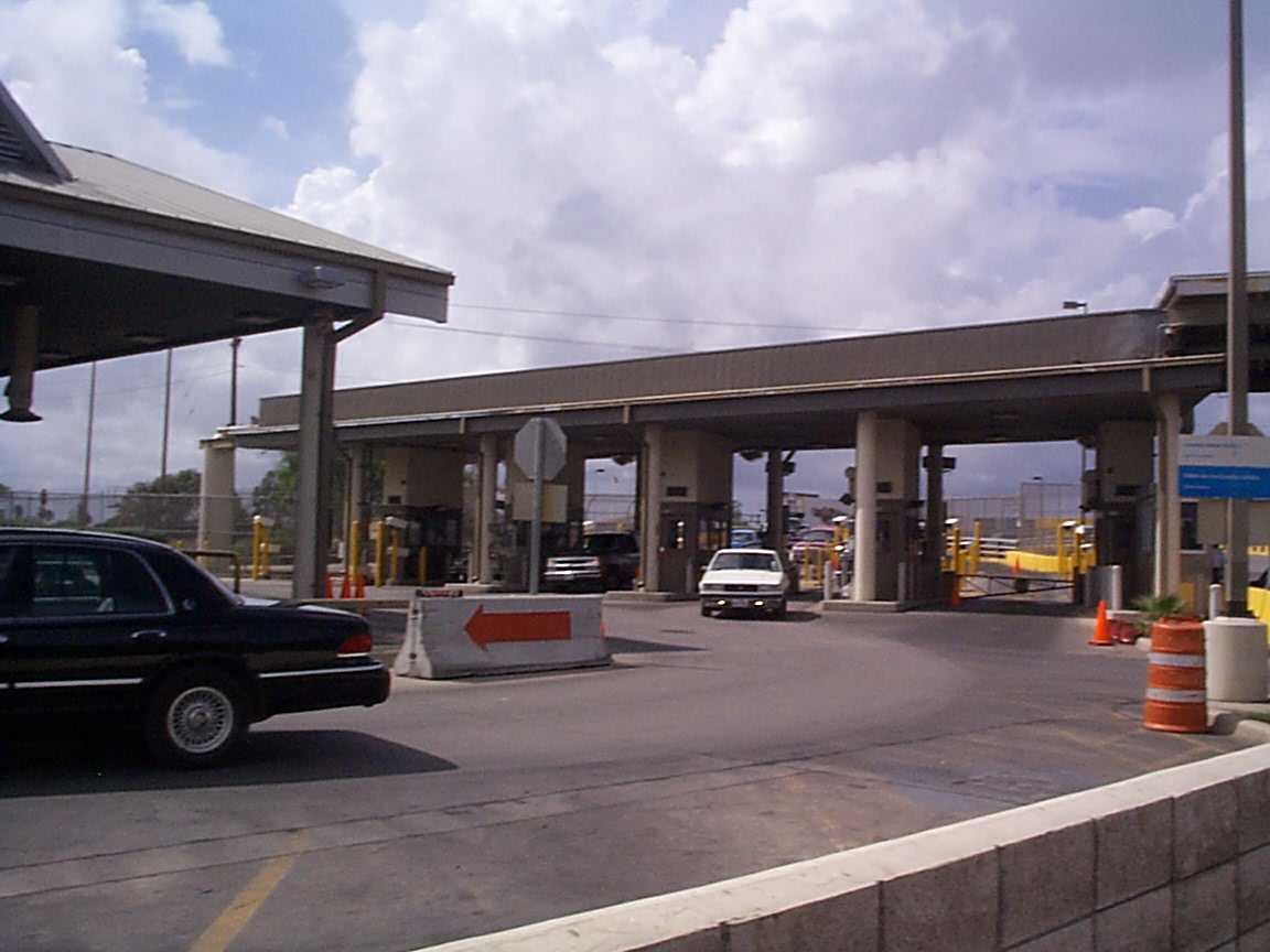 Primary inspection lanes at the Gateway International Bridge border crossing between the U.S. and Mexico / PD-USGov-CBP